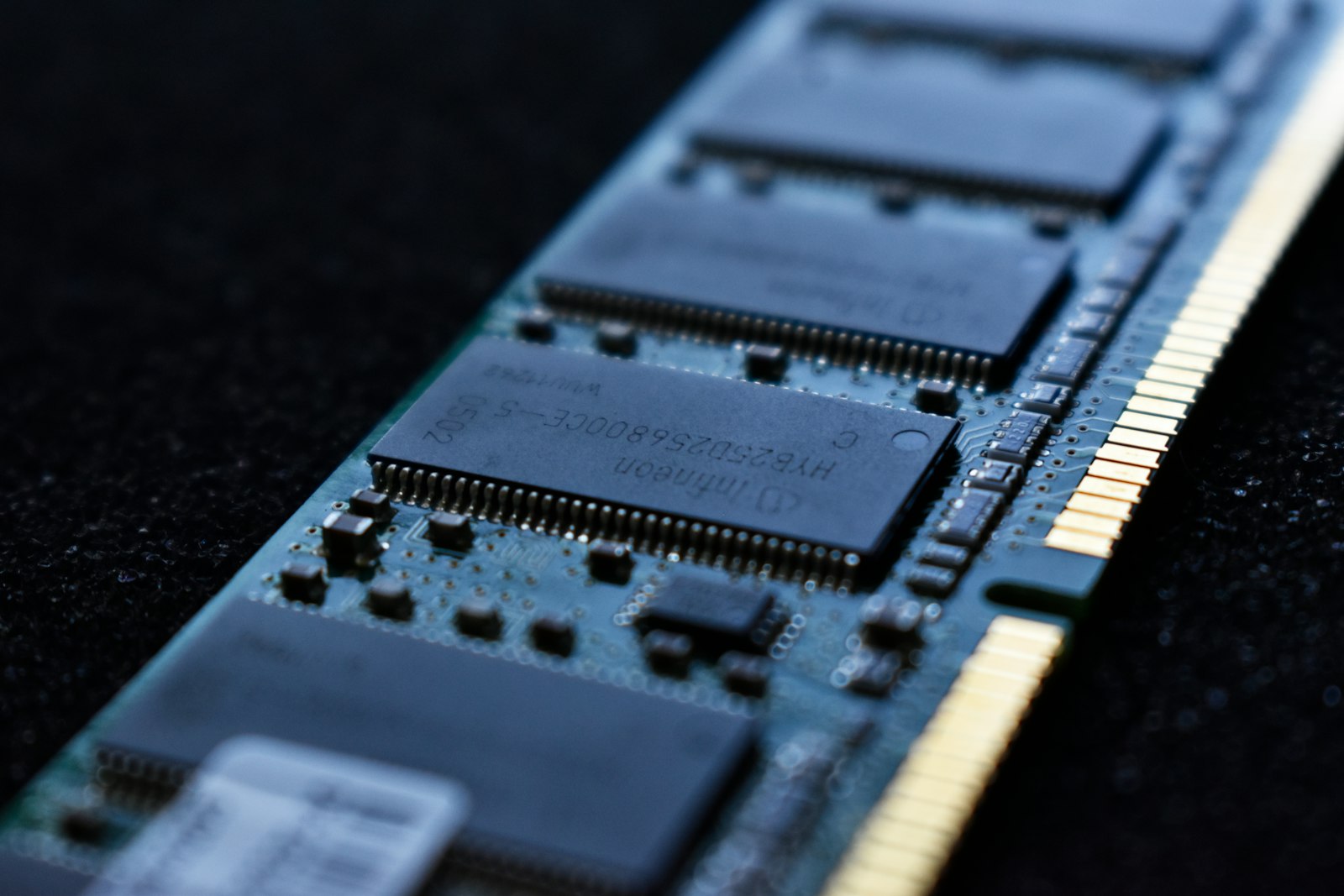 ゲーミングPCはなぜ値上がりした?本体価格の上昇幅と今後の買い方 2 マザーボードに取り付けられたDDR5メモリモジュールのマクロ撮影写真