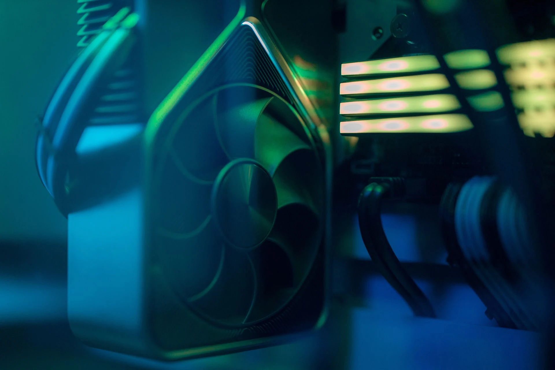 自作PCとBTOゲーミングPCのコスパを比較するイメージ